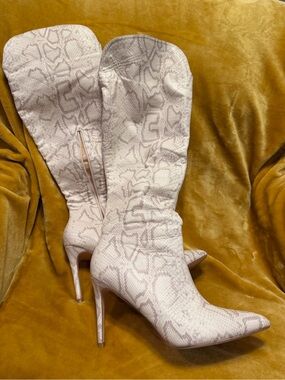 Women's Knee-High Snake Print Pointed Toe Stiletto Boots - Light Taupe
